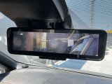 スマートルームミラーで定員乗車時や大きな荷物があっても後方視界が確保できます。夜間も眩しくなく安心。もちろんスイッチ一つで通常のミラーにも変更可能です。