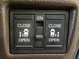 【両側パワースライドドア】両側がパワースライドドアになっており、運転席のスイッチやスマートキーでも開閉が可能です!開口部も広いので乗り降りも楽々♪