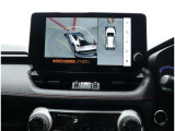 サイドクリアランスビュー表示中に、旋回時の運転操作に合わせて自動で車両を斜め後方から見たような映像を表示。