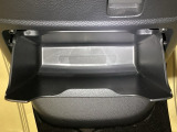 足元部分にはちょっとした小物を入れるのに便利な収納BOXもあります。