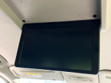 【フリップダウンモニター】大画面モニターで後席でもエンタメをお楽しみいただけます。小さなお子様にも大人気の装備です♪
