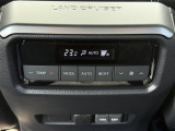 【 後席エアコン 】後席にもエアコンがついておりますので、車内全体を快適な温度に調節いただけます♪