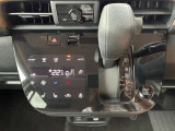 オートエアコンでパネルタッチするだけで操作が可能です(^^)☆AUTOにすれば簡単に車内の空調を快適に調整してくれます♪嬉しいシートヒーター付き(^^)