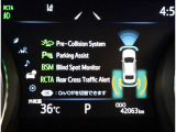 隣車線を走る車両をレーダーで検知し、ドアミラーでは確認しにくい後側方エリアに存在する車両に加え、急接近してくる車両も検知します。車両を検知するとドアミラーに搭載されたLEDインジケーターが点灯します。