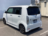 視界性もよくクリアレンズのリアコンビネーションランプとテールゲートスポイラーがスポーティーさを強調