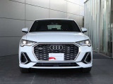 ●一目でAudiとわかる特徴的なシングルフレームグリル・LEDランプ。精悍なフロントマスクからAudiのスマートで上品なブランドを連想させてくれます。女性にも大変ご好評頂いております。
