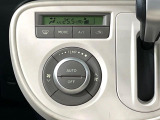 【オートエアコン】一度お好みの温度に設定すれば、車内の温度を検知し風量や温度を自動で調整。暑い&hellip;寒い&hellip;と何度もスイッチ操作をする必要はありません。快適な車内空間には必須の機能ですね♪
