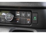 運転席・助手席に2段階の温度調整があるシートヒーターを装備。寒い朝、車に乗り込んですぐにシートヒーターをオン!温かさが広がり、冷たい朝も快適に始まります♪