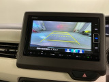 リバースギアに入れるだけで後方の表示へ切り替わります。夜間や雨の日の駐車も楽になりますよ。