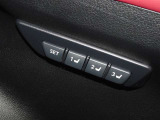 運転席のパワーシートは3名様分までメモリー機能付きです。