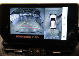 パノラミックビューモニター付きです。車両を上から見たような映像をディスプレイ画面上に表示。運転席からの目視だけでは見にくい、車両周辺の状況をリアルタイムでしっかり確認できます。