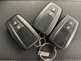今のクルマには当然のように付いていますが、やっぱりあると便利なスマートキー。ボタン一つでクルマの鍵の開閉が可能です。