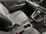 運転席と助手席の間のセンターコンソールにカップホルダー2つあります(^^♪