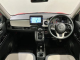 使いやすいレイアウトのダッシュボード周辺です。オートエアコンや小物入れなど嬉しい装備が満載です。