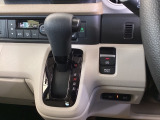 シンプルでとても使いやすいインパネシフトに、パーキングブレーキは電子制御パーキングブレーキです。