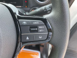 【クルーズコントロール】アクセル操作なしで一定速度を保つ機能。先行車との距離を自動調整する追従型が主流で、高速走行時の疲労を劇的に軽減します。長距離移動が多いお客様への商談では必須の快適装備です。