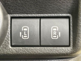 【両側パワースライドドア】スマートキーや運転席のスイッチで後席両側スライドドアの開閉が可能♪電動だから力を入れてドアを開ける必要が無く、小さなお子様でも簡単に開け閉めでき快適です♪