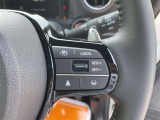 【クルーズコントロール】アクセル操作なしで一定速度を保つ機能。先行車との距離を自動調整する追従型が主流で、高速走行時の疲労を劇的に軽減します。長距離移動が多いお客様への商談では必須の快適装備です。