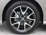 メーカーオプションの16インチアルミホイール(切削光輝+ブラック塗装/センターオーナメント付)を装着しています。タイヤサイズ185/55R16