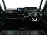 ◆インテリアパネル◆視界広々で非常に運転しやすくロングドライブでも疲れを感じさせないすっきりとまとまったインパネ周りです。