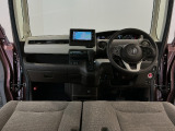 【前方視界】開放的な前方視界!運転がしやすく疲れにくいです♪窓が大きく、見通しがとっても良いおクルマですよ♪