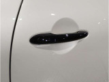 【スマートキー】車両のキーをカバンやポケットに入れたまま、お車の開閉が可能で御座います。お車の前に立ってキーを探す必要が御座いません。