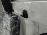 ちょっとした荷物がかけられるフック付き。