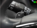 ◆減速セレクター装備◆ステアリングホイールの左右に取り付けられた2つのパドルスイッチで減速の強さを調整。 左側の「-」を操作すると減速を強く、右側の「+」を操作すると減速を弱くすることができます。