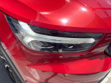 【LEDヘッドライト】悪天候や夜間走行時も良好な視界を確保し、安心して運転できる高輝度LEDヘッドライト!北欧神話に登場する「トールハンマー」をモチーフにした、一目でボルボとわかるデザインです。