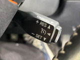 【クルーズコントロール】高速道路もラクラク走行。アクセルを離しても一定速度で走行ができ、長距離運転時の負担を軽減!加速・減速も簡単なスイッチ操作で調整できます。