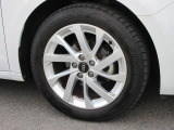 全車両に標準装備の純正アルミホイールは、純正ならではのバランスの良いデザインと、走行安定性をお楽しみ頂けます。