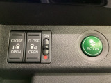 リアドアは乗り降りに便利な両側電動スライドドアです。また運転席に座っていながらスイッチ操作で自在にスライドドアを開け閉めできます。燃費に役立つECONボタンもここです。