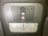 車内天井の赤い「SOS」ボタンは、事故・急病・危険を感じた際にワンプッシュでHonda緊急サポートセンターへつながる緊急通報機能です。