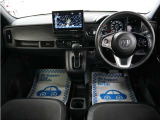 運転にかかわる様々な操作を安全に行えるように視点移動が少なく、操作性に配慮されたスイッチ類が凝縮されたコクピットです。