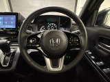 ハンドルにHondaセンシング系のクルーズコントロールやレーンキープアシストなどのスイッチと、オーディオの操作スイッチが装備されています。ハンドルから手を離さず安全に操作できます。