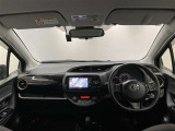 シンプルながら機能性あふれる運転席周りです。使いやすいスイッチ類の配置によりとても運転しやすいですよ。