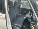 運転席には、シートリフターが付いております☆ 前後のスライドに加えシートの高さも変更出来ますので小柄な女性の方でも運転し易いポジションを取れます♪
