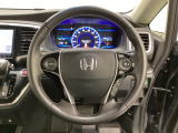 ハンドルにHondaセンシング系のクルーズコントロールやレーンキープアシストなどのスイッチと、オーディオの操作スイッチが装備されています。ハンドルから手を離さず安全に操作できます。