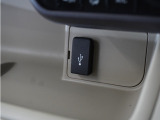 ◆USB接続端子◆スマホやiPodなどを接続して、いつもの音楽を車内でもお楽しみいただけます♪