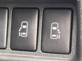 【両側パワースライドドア】スマートキーや運転席のスイッチで後席両側スライドドアの開閉が可能♪電動だから力を入れてドアを開ける必要が無く、小さなお子様でも簡単に開け閉めでき快適です♪