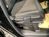 【シートレバー】ただ座るだけじゃない、運転のしやすさを決める大事なスイッチ。視界を広げたり、腰への負担を減らしたり。体型に合わせてジャストフィットさせるこの瞬間、さあ走るぞって気合が入ります。