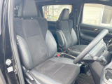 運転席まわりには十分なスペースがあり、大柄な方でもゆったり運転していただける環境です。