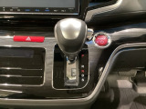CVT車のセレクトレバーです。低速から高速まで、変速ショックのないスムーズな走りを実現するとともに、エンジン効率のよい領域を維持することで燃費にも貢献します。