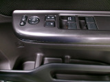 運転席から全ての窓の開閉ができます。ウィンドウロック機能はお子様のいたずら防止に有効です。