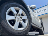 【純正16インチアルミホイール】外観にマッチした純正アルミホイールを装着しております。各種社外アルミホイールや、スタッドレスタイヤも取扱いしております。是非ご相談ください♪