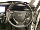 ハンドルにHondaセンシング系のクルーズコントロールやレーンキープアシストなどのスイッチと、オーディオの操作スイッチが装備されています。ハンドルから手を離さず安全に操作できます。