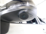 助手席側で見えにくい左前方の映像を、車内のマルチファンクションディスプレイに映し出します。前方への駐車や左寄せ、狭い道でのすれ違いなど、さまざまなシーンで安心して運転できる便利な機能です。