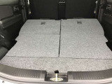トランクルーム!リアシートは片方ずつ倒せます。乗車員数や積む荷物に応じてアレンジが可能ですので多彩に使えてとても便利です。