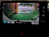 バックカメラの画像です。ガイドラインがスムースな車庫入れをサポートいたします。車庫入れの安心感がアップしますね。