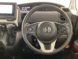 【ハンドル】運転にかかわる様々な操作を安全に行えるように視点移動が少なく操作性に配慮されたスイッチ類が凝縮されたコックピットです。